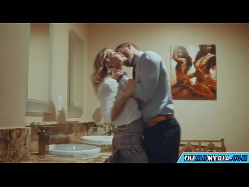 ❤️ כשבלונדינית חזה מפתה אותך בשירותים ציבוריים ❌ סתם פורנו אצלנו